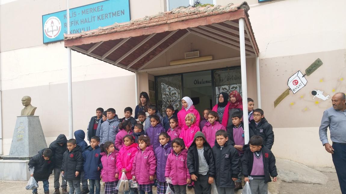 Mehmetçikten 'Çocuklar Üşümesin' kampanyasına mont ve botla destek